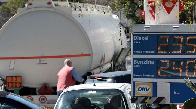 Caro carburante, Trasportounito: stop all'autotrasporto da lunedì 14 marzo