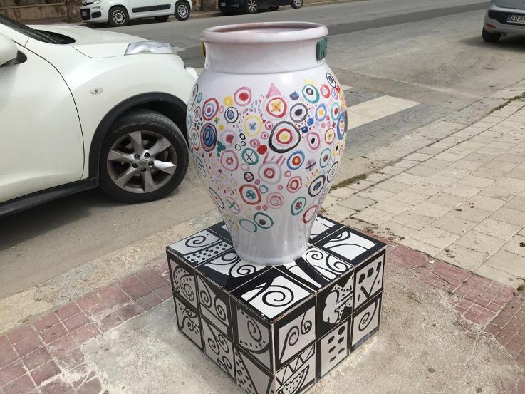 Mazara. Risanamento delle ceramiche vandalizzate in centro storico