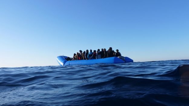 Mazara, gommone in avaria con 25 migranti: interviene la guardia costiera