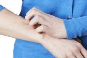 Covid, ecco i nuovi sintomi di Omicron: più orticaria e problemi alle unghie e meno febbre