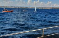 Catamarano si capovolge ed equipaggio in acqua: Soccorsi dalla Guardia Costiera di Mazara