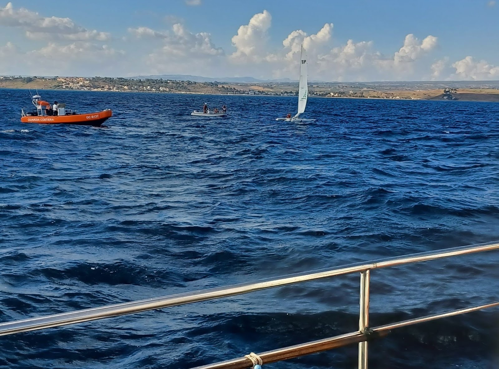 Catamarano si capovolge ed equipaggio in acqua: Soccorsi dalla Guardia Costiera di Mazara