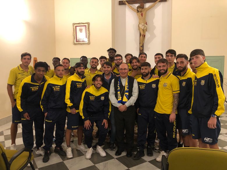 Il Mazara Calcio in visita dal nuovo Vescovo di Mazara del Vallo, Monsignor Angelo Giurdanella