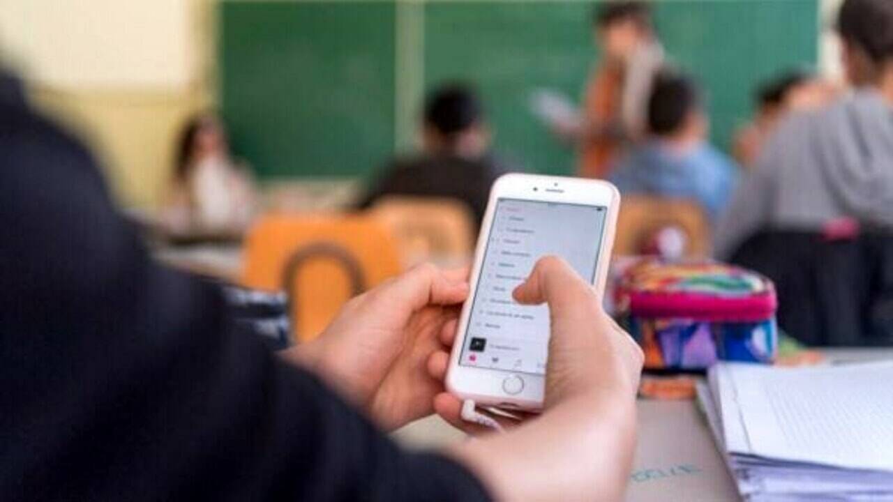 Scuola, circolare del ministero: stop ai cellulari in classe