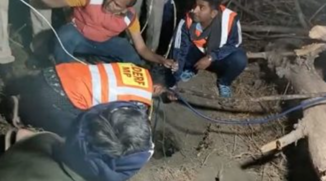 Bambino di 8 anni cade in un pozzo di 17 metri: è corsa contro il tempo per salvarlo