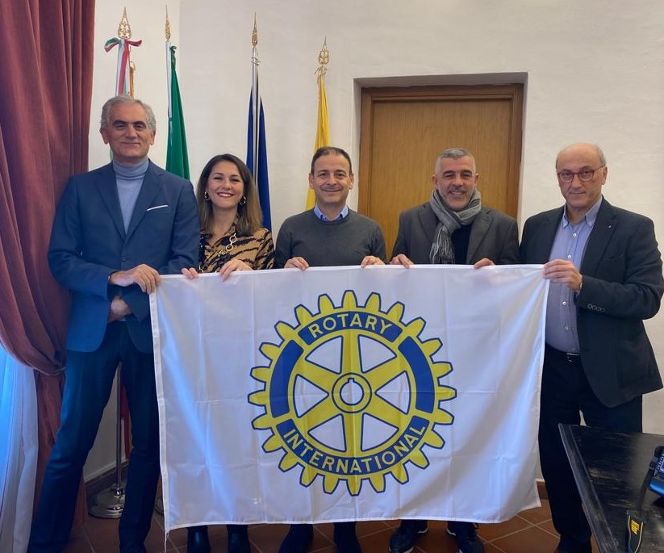 Mazara. Bandiera del Rotary esposta al Comune. Si celebra il 118° anniversario di fondazione