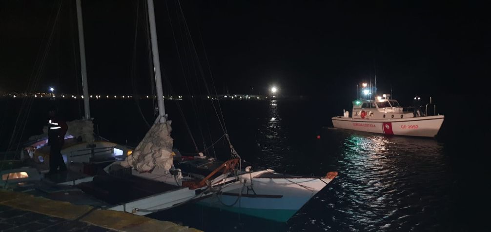 Catamarano alla deriva in prossimità della costa di Capo Granitola: Soccorso dalla Guardia Costiera