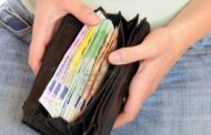 Disoccupata trova un borsello con oltre 4mila euro e lo consegna alla polizia