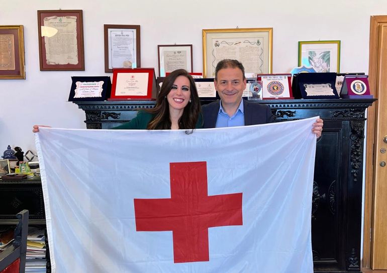 Mazara. Giornata Mondiale della Croce Rossa. Bandiera esposta al Palazzo di Città