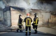 Capannone in fiamme a Mazara: vigili del fuoco nell'area commerciale di fronte lo stadio