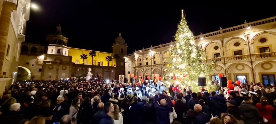 Mazara. Stasera alle 18 l'accensione dell'albero natalizio in piazza Peppino Impastato