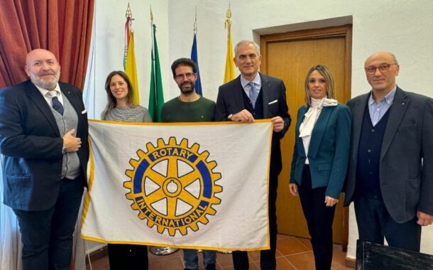 Mazara, Bandiera del Rotary International esposta al Comune