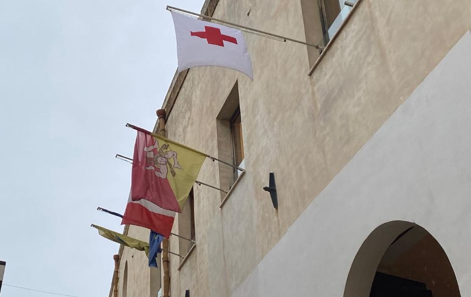 Mazara, Bandiera della Croce Rossa esposta a Palazzo di Città