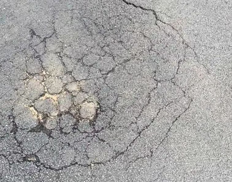 Mazara. Perdita d'acqua dal manto stradale di via Aldo Moro