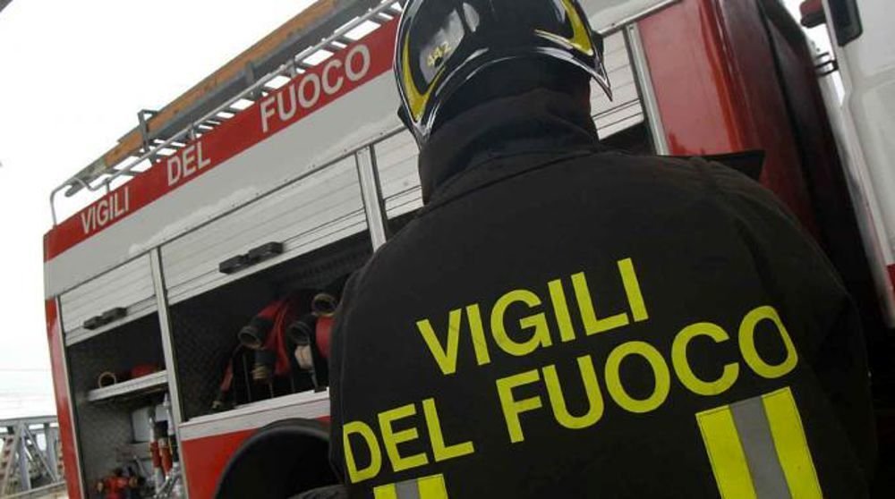 Auto con due persone a bordo finisce in mare al porto