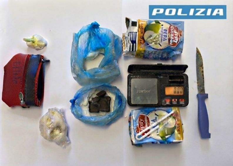 Mazara. “Giro di vite” nel contrasto allo spaccio di droga: la Polizia di Stato arresta due giovani che nascondevano lo stupefacente nei succhi di frutta