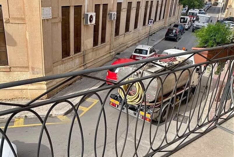 Mazara. NEL CENTRO STORICO ARRIVA L’AUTOBOTTE. L’ACQUA NON PUÒ ESSERE UN’EMERGENZA PERENNE