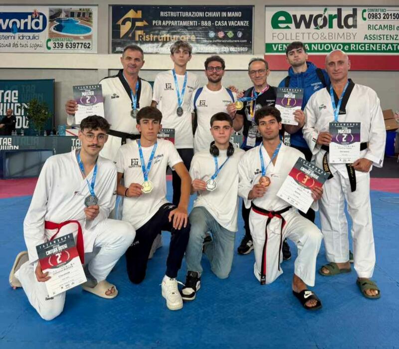 ASD TAEKWONDO 2000 MAZARA, TRIONFO AI CAMPIONATI ITALIANI: QUARTA SOCIETÀ ASSOLUTA IN ITALIA! ORO, ARGENTI E BRONZO PER I SUOI STRAORDINARI ATLETI